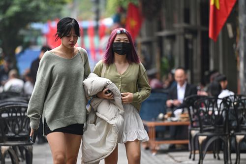 Phố quanh hồ Gươm không còn chỗ trống trong ngày mùng 1 Tết