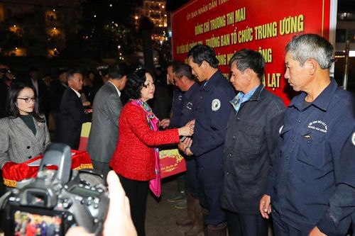 Bà Trương Thị Mai tặng quà cho người lao động trong đêm giao thừa ở Đà Lạt
