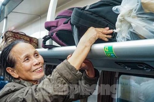 Chuyến tàu đêm giao thừa đầy ắp cảm xúc