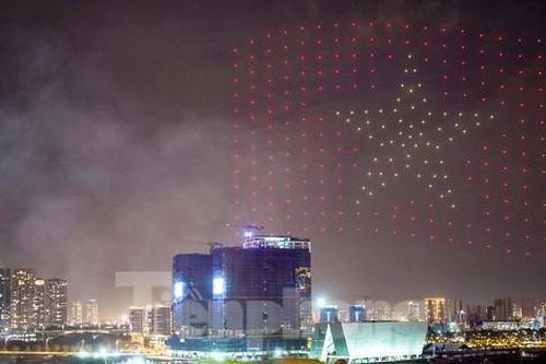 Xem lại màn trình diễn mãn nhãn của 200 flycam trên bầu trời đêm giao thừa