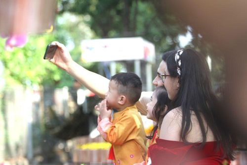 Hơn 450.000 công nhân không về quê, đường hoa Bình Dương đông nghịt chiều mùng Một Tết