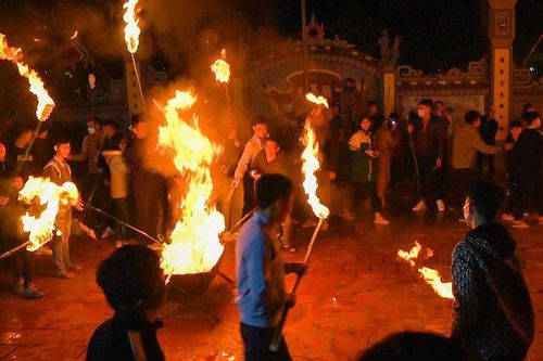 Nam Định: Độc đáo tục lệ lấy 'lửa thánh' đêm giao thừa