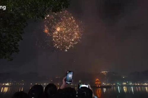 Pháo hoa rực sáng bầu trời Hà Nội đêm giao thừa