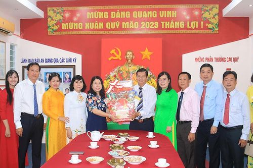 Nhiều đoàn đến thăm, chúc Tết Báo An Giang ngày đầu năm