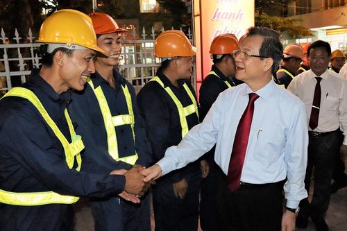 Bí thư Tỉnh ủy An Giang ghi nhận sự vất vả của công nhân môi trường