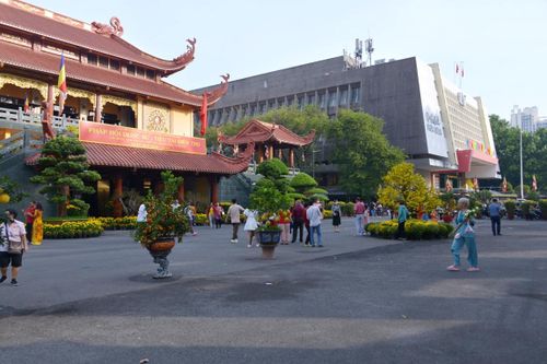3 cảnh chùa Nam, Trung, Bắc tại TP.HCM sáng mùng 1 Tết Quý Mão