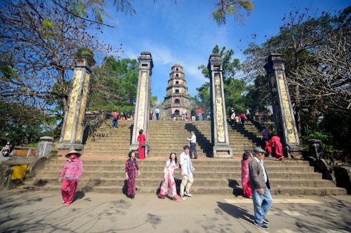Người dân xứ Huế đi chùa cầu an đầu năm