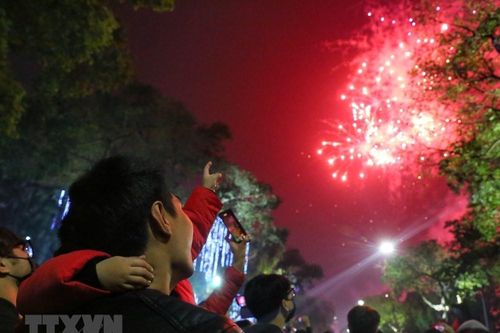 Mãn nhãn màn pháo hoa chào Năm mới Quý Mão 2023 trên khắp cả nước