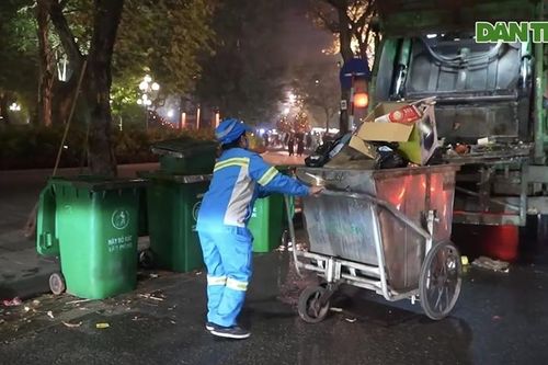 Tâm sự của những lao công xuyên đêm quét rác tại Hồ Gươm sau giao thừa