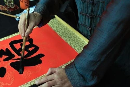 Ngày đầu năm mới, người đi Văn Miếu xin chữ, lễ chùa cầu bình an