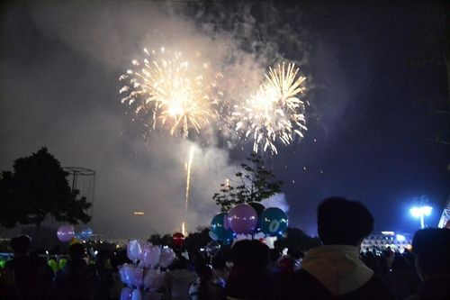 Pháo hoa rực sáng trời biên giới Lào Cai