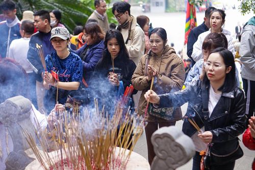 Nguời dân thập phương về Đền Hùng dâng lễ đầu năm