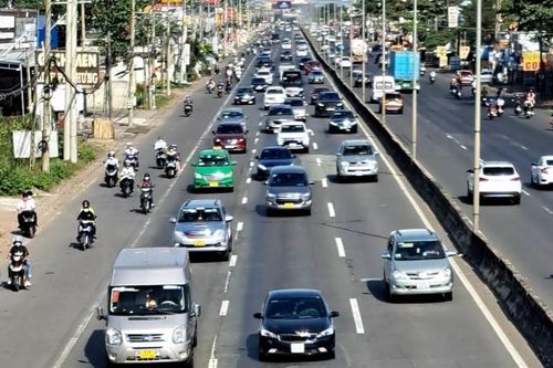 Hàng ngàn phương tiện nối đuôi nhau hướng về phố biển Vũng Tàu