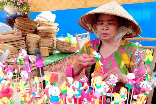 Tò he xuống phố ngày xuân
