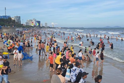 Đường ra Vũng Tàu thông thoáng, bãi tắm đông nghẹt du khách