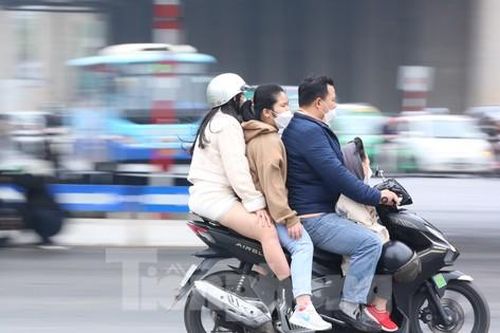 Nhiều người dân Thủ đô du xuân 'ngại' đội mũ bảo hiểm