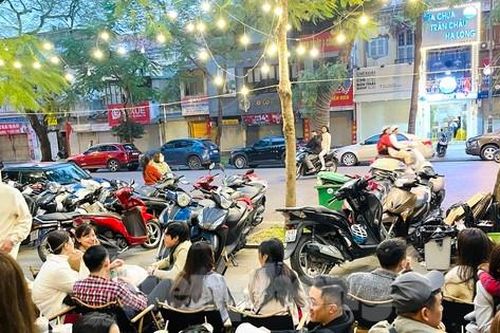 Mùng 2 Tết, quán cà phê, hàng ăn ở Hà Nội, TPHCM đông kín khách