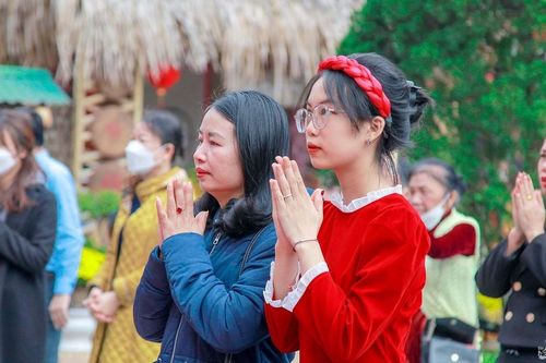 Thousands of visitors flock to spiritual tourist attractions in Nghe An