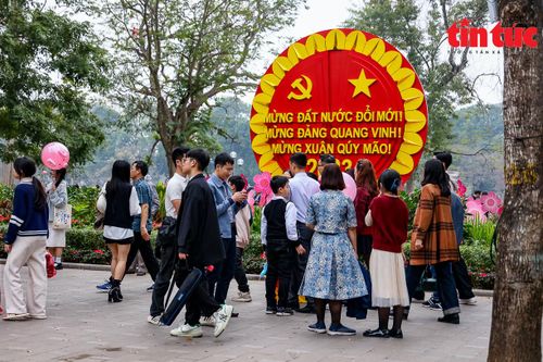 Mùng 2 Tết: Hồ Gươm, phố cổ Hà Nội đông nghịt khách du Xuân