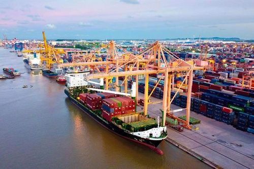 Cảng biển tất bật hoạt động xuyên Tết, đón tàu 'xông đất' đầu năm