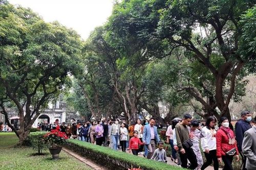 Hà Nội: Văn Miếu - Quốc Tử Giám đông nghẹt chiều ngày mùng 2 Tết Quý Mão