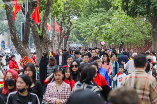 Mùng 2 Tết, phố quanh Hồ Gươm đông nghịt người