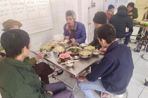 Chuyện về những người lang thang được đón về Trung tâm ăn Tết