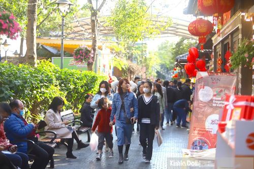 Phố sách Xuân Quý Mão đông vui, nhộn nhịp mùng 3 Tết