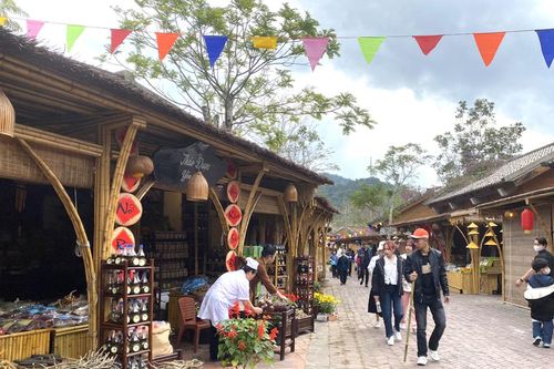 Hàng chục nghìn du khách hành hương về khu di tích - danh thắng Yên Tử