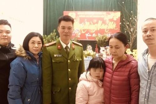 Công an trao trả bé gái bị lạc khi về chúc Tết ông bà ngoại