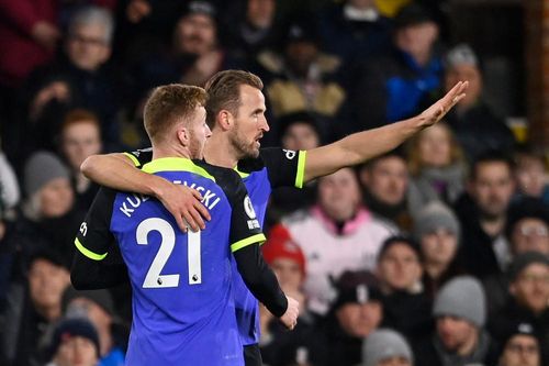 Harry Kane tỏa sáng, Tottenham áp sát MU