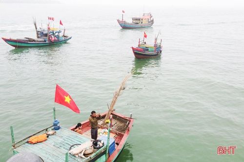 Ngư dân Cẩm Xuyên làm lễ 'mở biển', xuất hành lấy may đầu năm