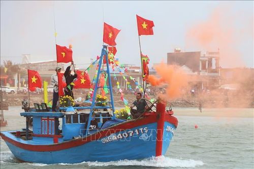 Ngư dân Quảng Ngãi tưng bừng ra quân khai thác hải sản