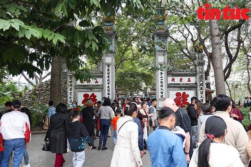 Hà Nội: Các điểm vui chơi đông đúc người đi du Xuân
