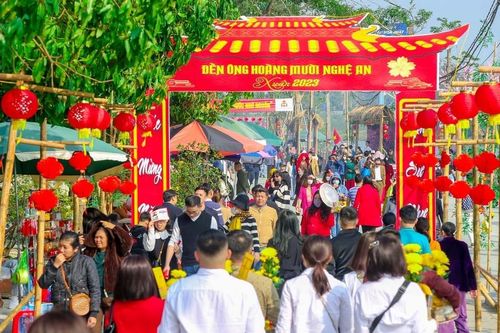 Nghệ An: Hàng nghìn người dân đến các điểm tâm linh trong ngày đầu năm mới