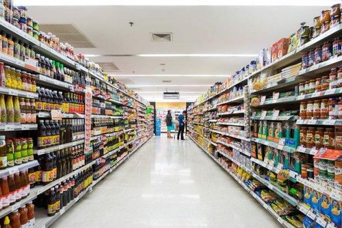 Nhiều cửa hàng mở xuyên Tết, hàng hóa chẳng còn khó kiếm