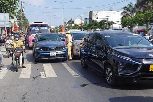 3 ô tô tông liên hoàn khiến cầu Rạch Miễu kẹt cứng