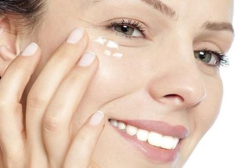 8 sai lầm khi dùng kem dưỡng da vùng mắt