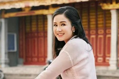 NSND Thu Hà 'Lá ngọc cành vàng' khoe vai trần gợi cảm