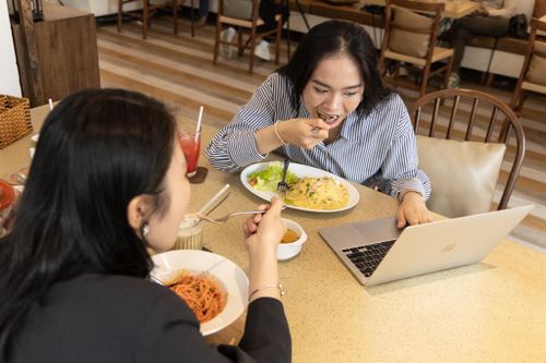 Chạy deadline trong Tết bên bánh tét, thịt gà