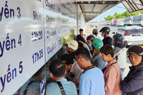 Du khách chen chúc mua vé phà đi Phú Quốc