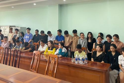 Tạm giữ 30 người đánh bạc khuya mùng 3 Tết ở TP.HCM
