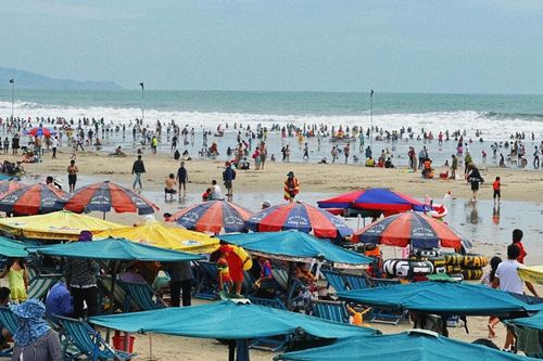Biển Vũng Tàu kín người mùng 4 Tết