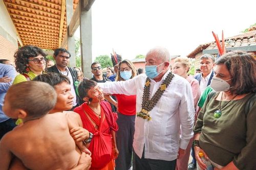 Điều máy bay chở 16 người Yanomami sắp chết đói đi cấp cứu ở Brazil