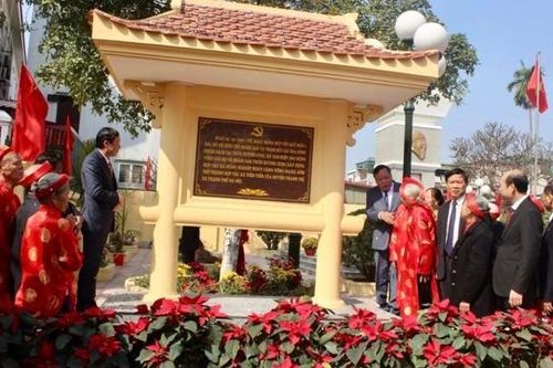 Phó Bí thư Thành ủy Nguyễn Văn Phong dâng hương kỷ niệm chiến thắng Ngọc Hồi