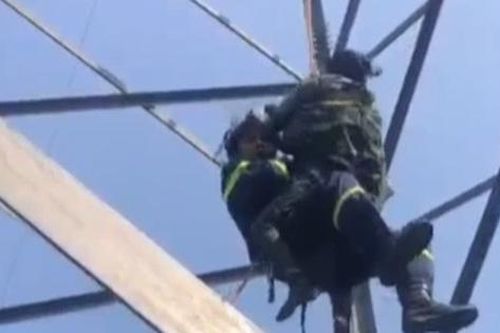Cứu người phụ nữ 63 tuổi trèo lên cột điện cao 25m ở Hà Nội