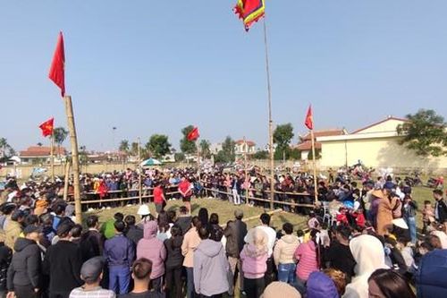 Về làng xem nam thanh nữ tú vật truyền thống