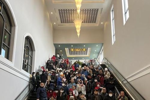 Du khách ùn ùn đổ về Sa Pa, xếp hàng dài chờ cáp treo lên đỉnh Fansipan