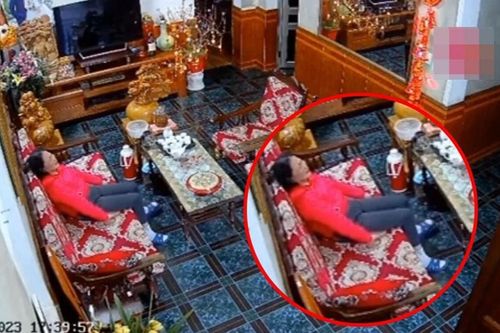 Chồng mới mất, con gái đi lấy chồng, người phụ nữ khóc nấc vì Tết cô đơn