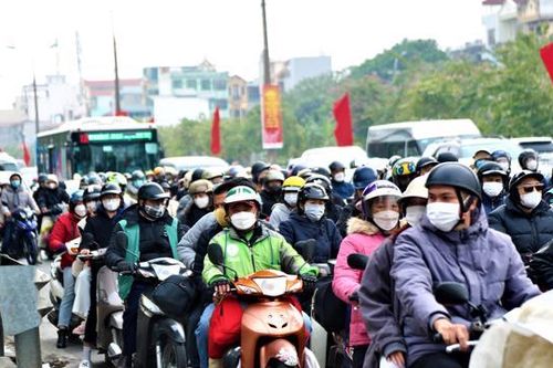 Hàng vạn người dân lỉnh kỉnh đồ đạc trở lại Thủ đô sau Tết
